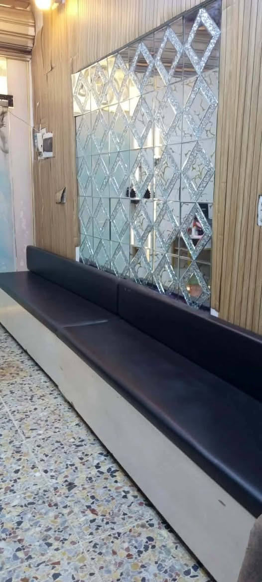 غراض صالون للبيع 
المرايات ٢ وكراسي ٢ ومغسلة وفاترينا  وقنفات شلعة وحدة 
بغداد الغدير ميسلون 
***********
