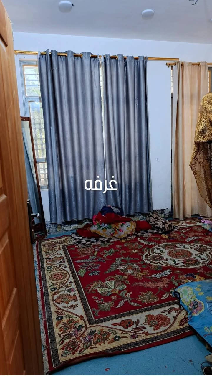 سلام عليكم بيت مساحه 87  طابغين طابغ الثاني بي غرفتين وحمام ومنور صاله مال درج وطابغ الول بي حمام واستقبال وصاله ومطبخ  طابغ الثالث بيتونه وسطح رقم الموبايل *********** السعر 110 وبي مجال
