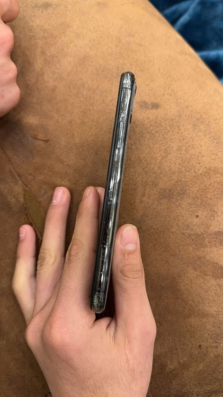 السلام عليكم
اكس عادي اسود 
ذاكرة 256 
تك سيم 
بطارية 100 مبدلة 
مبدل شاشة 
ضهر مكسور 
مكاني موصل ايسر 
ب١٣٠ وبي مجال حك جيتك 
رقمي ***********
