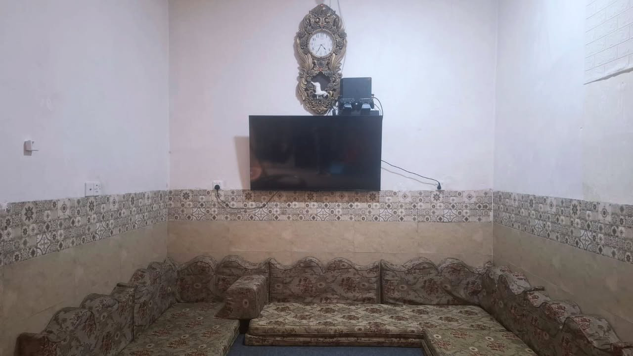 السلام عليكم من بعد رخصة الادمن بيت 100مربع 7.4*12 م يعني تقريبا مربعة الابعاد 
يحتوي على غرفة نوم 4*4 م وصاله 3*7 م مطبخ 3*4 م استقبال 4*5 م وصاله في الطابق الثاني 7*3 م البناء بلوك درجه اولى
اساس وسقف كونكريت 
الموقع  الحر الصغير حي الزهراء يبعد عن الامام الحسين عليه السلام 5 كيلومتر تقريبا
وعن الامام الحر(ع) ١ كيلومتر تقريبا 
الخدمات ماء مجاري كهرباء جيده
قريب ع مدارس والمستوصف الحر الصغير
اقرار قاضي 
السعر 80 بي مجال بسيط 
للتواصل ***********
