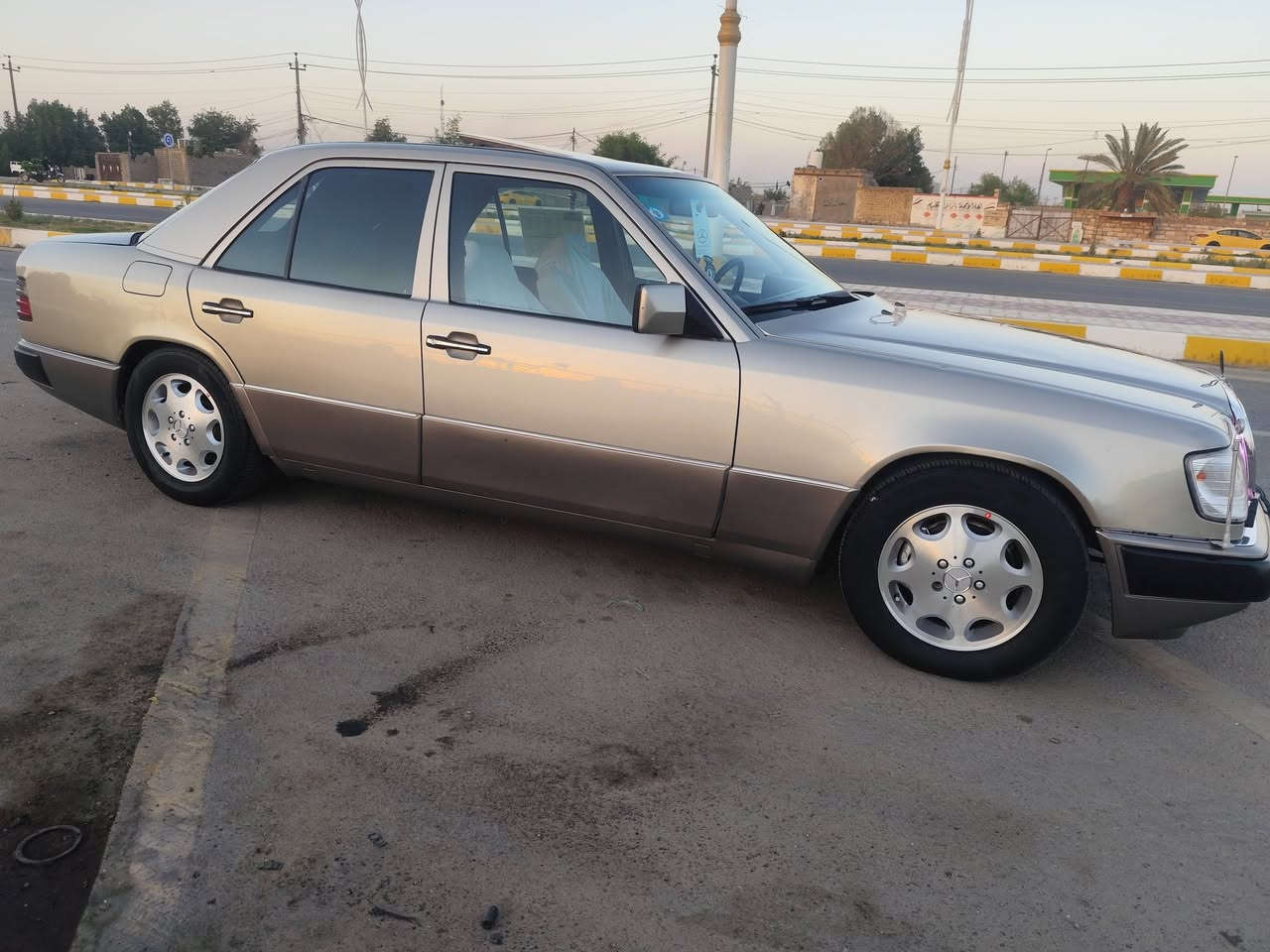 السلام عليكم
السلام عليكم 
مارسدس دب موديل 89 
رقم واسط مشروع وطني سنويه ما منتهيه 
مكينه 3000 بطل اسود تحوير جديد 
قواعد وبرانكيتات كفاله من الخياس 
تبريد ثلج جديد 
تخم تأير  ويل تفاحه حداديه كلها جديد 
السياره مصبوغه صبغ جماليه لا ضربه ولا خياس 
كهرئيات كلها شغاله سنتر لوگ وفتحه  قماره شغاله 
لايت زنون السياره جديده وكامله مابيها اي نقص 
السعر 65 وبيها مجال 
العنوان الناصريه 
رقم الموبايل ***********
