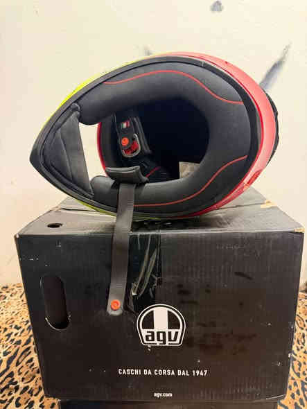 خوذه ماركة 1k agv إيطالي اصليه 100٪ ونضافه 100٪ قياس XL
***********
