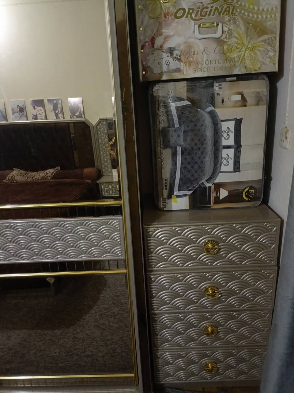 غرفه تركيه جديده استعمال قليل كلش نضيفه
عشر قطع + دوشك جديد 
الشراي يتصل 
***********
