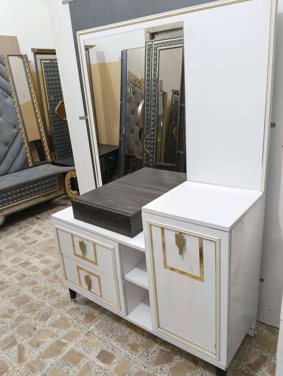 غرفة تركيه نضيفه كنتور ابواب وبيه كنتور إضافي ماطفل وصبغ حراري 9قطع السعر 575 وبيه  اتصل علا الرقم /***********/*********** مكان فلوجه
