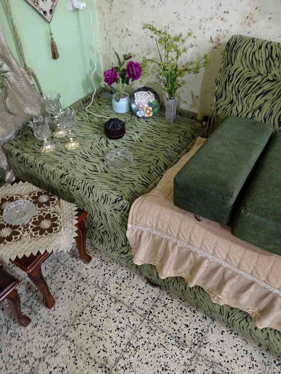 ديوان حسب الصور المنشورة وسيت طبلة وطبلات زغار خشب حسب الصور وميز للبيع للتواصل مع الرقم ***********
