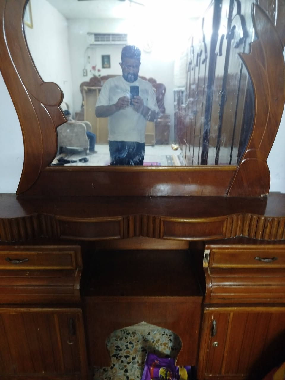 غرفة اخشاب للبيع تزكام ٦ طلقات
عوزهه شغلات بسيطه+ بلازمه حجم 32 ال جي
***********
