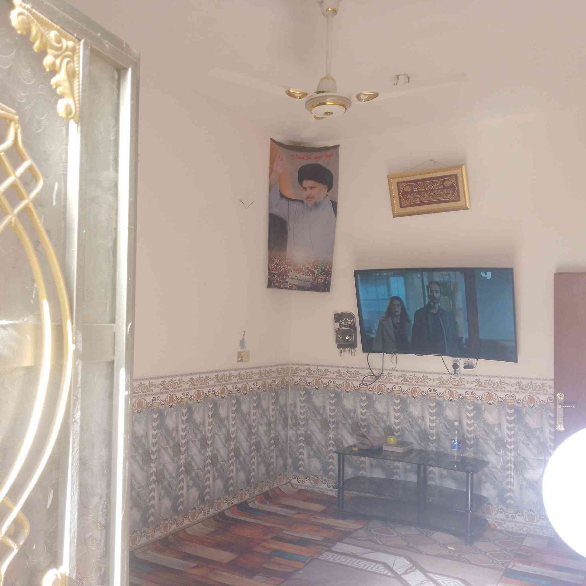 السلام عليكم بيت 100متر للبيع
حي طارق شارع الوسط دربونه بيت مري
ثالث بيت عن الشارع يحتوي على استقبال 5/3
صاله  مطبخ معزول عن البيت
غرفة نوم 5/4
حمام داخلي وخارجي
منور 
صطح وبيتونه مطبك شتايكر
البيتونه عوزها لبخ 
البيت مطبك كاشي عدى غرفه النوم شتايكر
السعر 65 بيه مجال بسيط
‏‪***********‬‏
