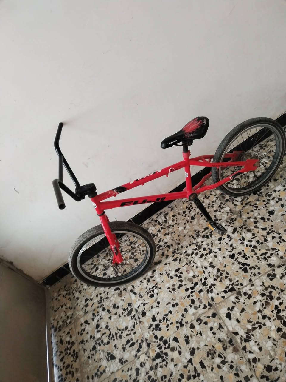 السلام عليكم بايسكل بي ام اكس أمريكي حجم 20 بايسكل عوزا بس تعديل إطار الخلفي وتاير الأمامي سعره 60 وبي مجال ***********
