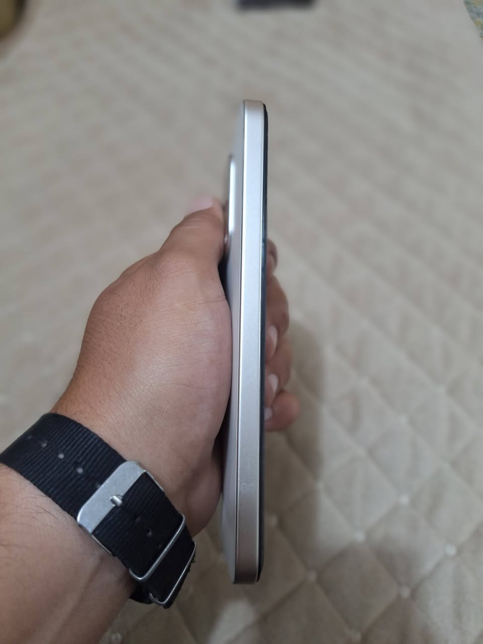 السلام عليكم
realme 15T

الشاشة: AMOLED قياس 6.57 إنج، دقة +FHD، وتردد 120Hz. �
realme.com +١
⚙️ المعالج: MediaTek Dimensity 6400 Max 5G. �
realme.com +١
💾 الذاكرة:
8GB RAM + 256GB 

📸 الكاميرا الخلفية: 50MP رئيسية + 2MP للعزل. �

🤳 الكاميرا الأمامية: 50MP سيلفي. �

🔋 البطارية: 7000mAh ضخمة مع شحن سريع 60W. �

🔊 الصوت: سماعتان ستيريو. �

📶 يدعم 5G و NFC وبصمة مدمجة بالشاشة. �

🤖 النظام: Android 15 مع Realme UI 6.0. �

⚖️ الوزن: 181 غرام. �
السعر ٢٢٥ وبي مجال العنوان كوت الفلاحيه ***********
