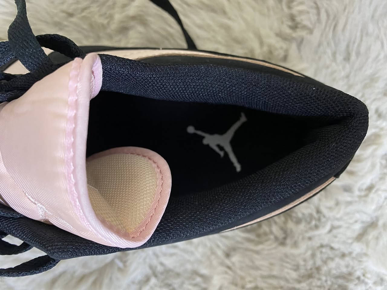 حذاء Nike Jordan
لون أسود ويا وردي

مختم من الداخل وعليه شعار جوردن

صناعة فيتنام

قياس44

السعر 25  فقططط 😱😱🔥🔥


**إذا كنت صاحب هذا الإعلان وتريد حذفه لأي سبب، رجاءا أرسل رسالة إلى الدعم الفني**