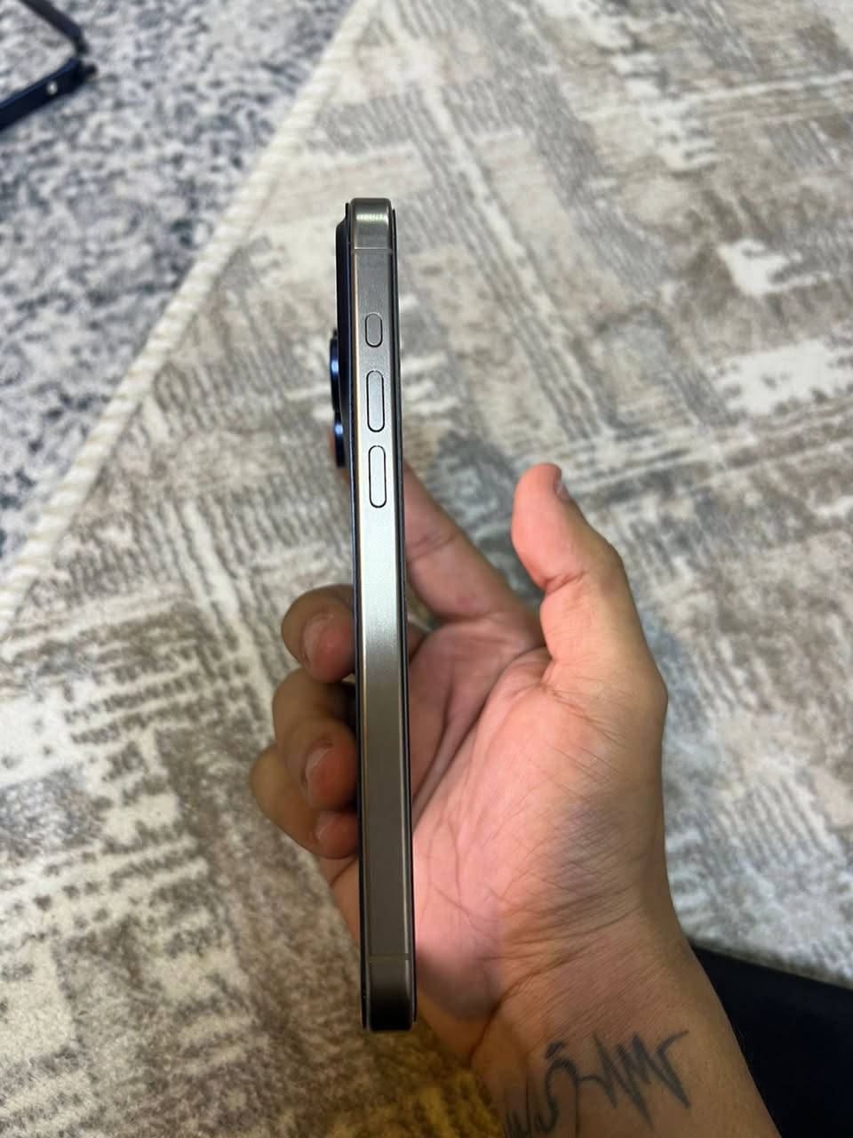 السلام عليكم ايفون 15برو ماكس بطاريه89جهاز مكفول من كلشي شخط مابي بيع مستعجل سعر900رقم الهاتف ***********عنواني بصره الجزيره
