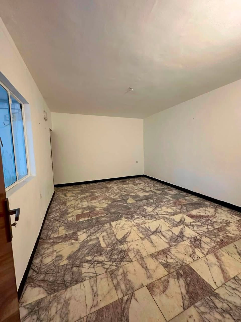 �✨ للإيجار في السيدية – بيت راقي ومميز ✨🏡
🌟 بيت بمساحة 150م
🛏️ يتكون من:
✅ 4 غرف نوم
✅ صالة واسعة
✅ مطبخ مرتب
✅ خدمات متكاملة
✅ كراج
✅ حديقه

💰 السعر:  مليون و 300 قابل للتفاوض
 
📞 للاستفسار والحجز:
مكتب حلم عقاري للوساطة العقارية
📱***********
