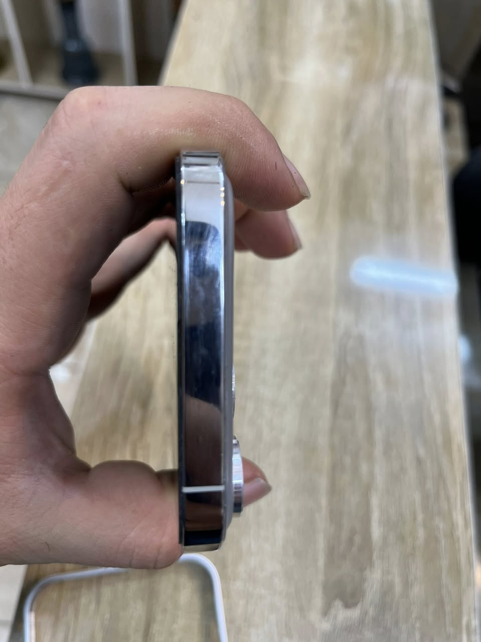 السلام عليكم
عندي ايفون ١٣برو ماكس ذاكره ٢٥٦ بطاريه ٩٢ مرفوعه 
لون ابيض فقط ضهر مفطر
بس مماثر ولا متاثرات كامرات وبي كفر ١٧ سلفر  بصمه وجه شغاله كلشي شغال حته ضمان انطي بي فقط شهر مفطر وكع مني وتفطر
سعره ٥٥٠ وبي مجال بصيط عنوان شعب قرب مكوى الخضراء 
***********
