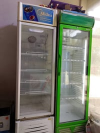 للبيع عارضات اثنين ومجمدة شغالات استعمال قليل للاستفسار 07718618904