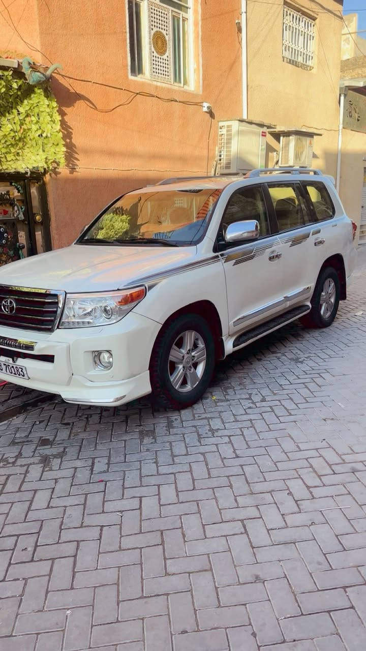 سلام عليكم ورحمه الله وبركاته
لاندكروز 2013 خليجي بريم 
المحرك 6 سلندر 4000 
عدد المقاعد 7 جلد 
كشن كهرباء 
حساسات أمامية وخلفية 
كامرة خليفة 
شاشه لمس 
مري جانبيات شفط بل رجوع ينزلآ 
ثلاثة قطع تبريد 
زراك لايت 
لايت زنون قوي 

السيارة مكفولة كفالة عامة من اي صبغ 
رقم بغداد دولي بسمي تحويل ثاني يوم 
كروز مثبت سرعه 
سلايت روف فتحة 
السعر 370 
للاستفسار ***********
مكاني بغداد
