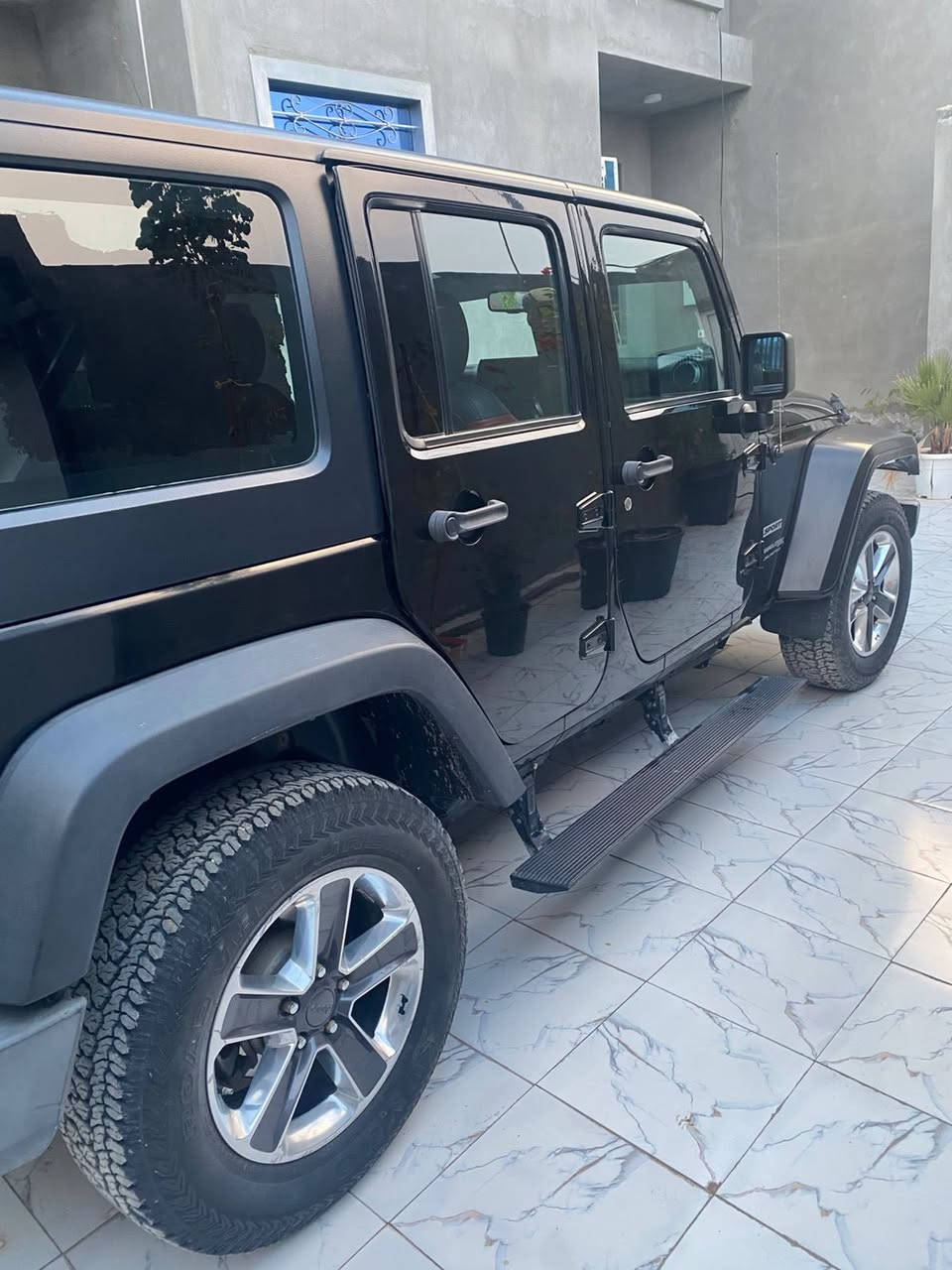 جيب رانكلر 2018
حادثها خشم الجاملغ الخلفي 

سيارة شبه الكلين مواصفات جلد شاشة تحكمات ستيرن عليها سستم صوت عالمي ودمامات واضافة دوسات كهرباء وعليها منضومة زينون اصلية وبلوجكترات سفاري وتخم تاير جديد وادامة كاملة 

ماشية 58الف مايل حقيقي 

رقم بغداد 
السعر 215  قفل
***********  واتساب
