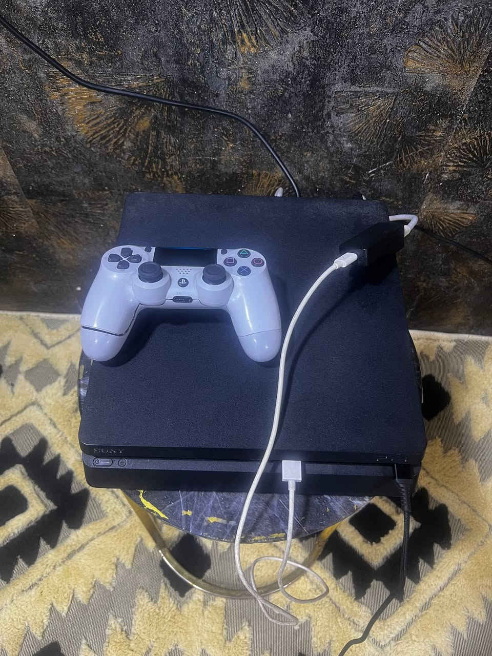 سلام عليكم عندي بلاي 4  بي العاب 20 لعبه يكون ذاكرا 1تيرا يكون نضام 11مهكر  رقم لاستفسار***********
