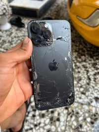 آيفون ١٤ برو ماكس للبيع جهاز وتر بسّ مكسوره شاشه وضهر بطاره ٨٥ كله شغا...