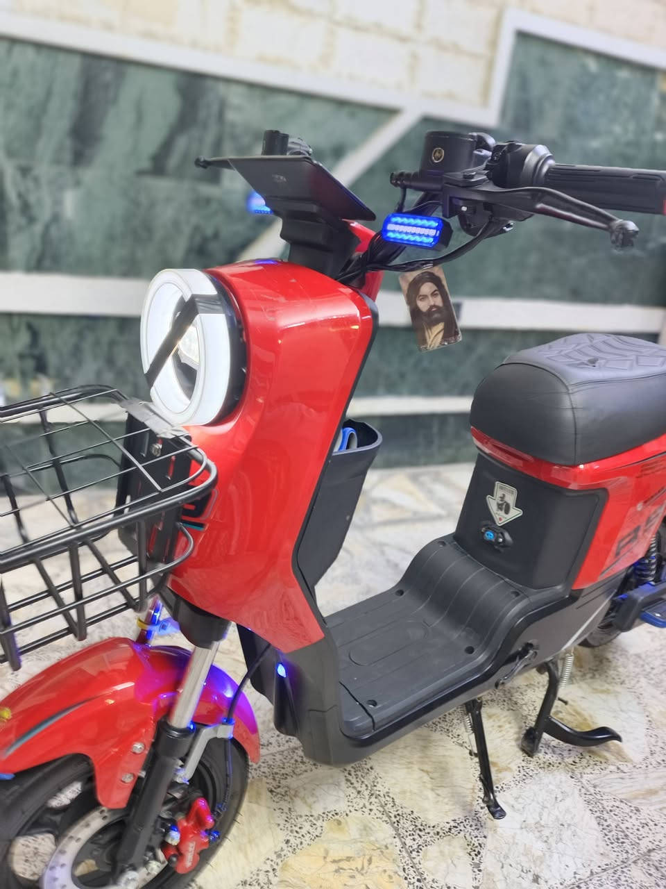السلام عليكم دراجة شحن 🔋⚡للبيع النوع آر ٩ كاملة أخت الجديدة كاملة من حيث المواصفات دراجة جديدة
للاستفسار ***********السعر اتصل 🗣📲📞
