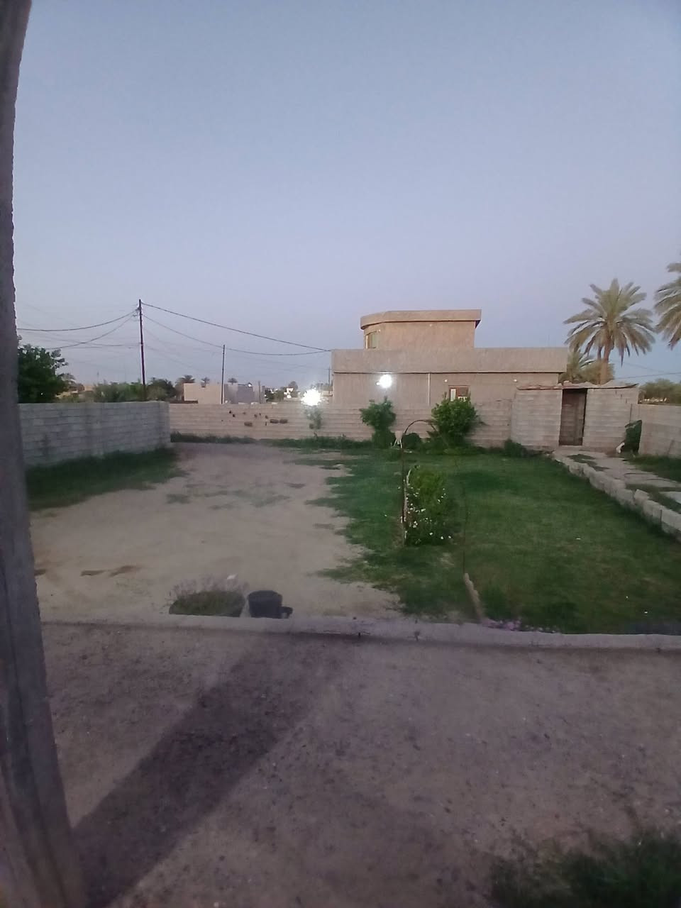 السلام عليكم هيكل للبيع العلم الحاوي مساحة الارض ٥٥٠ متر طابو زراعي مسيجه من كل الجهات واصلها كافة الخدمات السعر ٣٠ وبي مجال  ***********
