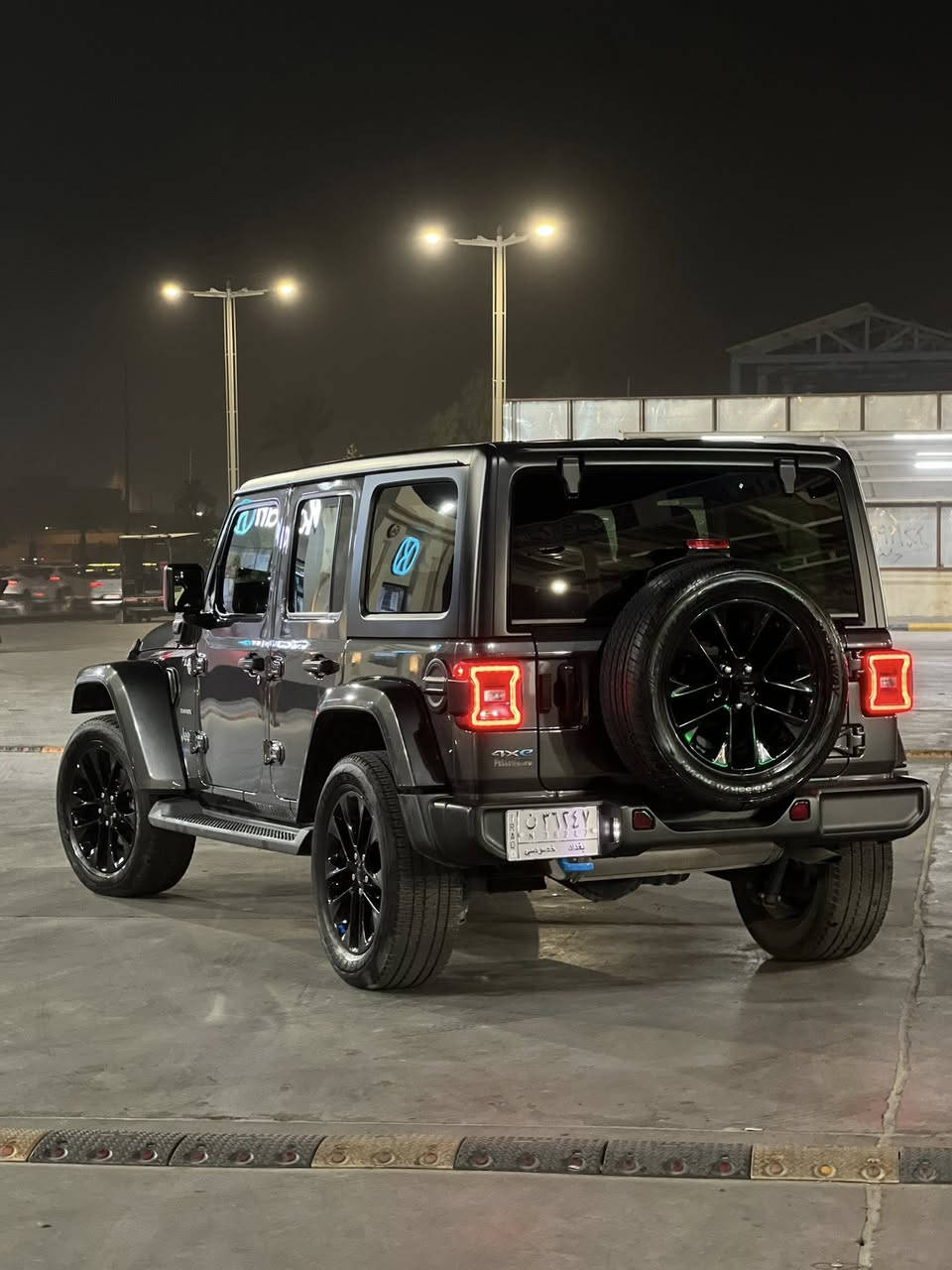 جيب رانكلر 2023 
هايبرد 4xe
‏SAHARA
(بدون ايرباك)

(ماشيه 40 الف كيلو متر  فقطط)

دفع رباعي 
كير اوتماتيك

ماشيه 40 الف كيلو متر  
تشغيل عن بعد
محرك 2.0تيربو
كشنات جلد 
سستم سماعات ILPINE
تدفئه كشنات وستيرن
السقف قابل للفتح /البيبان كذلك
تبريد قطعتين
تحكمات ستيرن
رقم بغداد 
السياره كامله مكمله
حادث سيارة موضح بصور الحادث وسونار 

سعر السيارة (278) وبيها مجال قليل جداً
رقم الهاتف ***********
مكان سيارة بغداد زيونة
