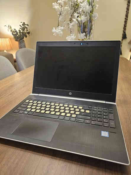 السلام عليكم  

HP ProBook 450 G5 للبيع لابتوب 
 
📌 المواصفات:
Intel Core i5-7200U (الجيل السابع)
Ram: 8GB DDR4
Intel HD Graphics 620
Camera & Fingerprint
Windows 10 أصلي

السعر 150 الف دينار 
الموقع الكرادة
للتواصل ***********

