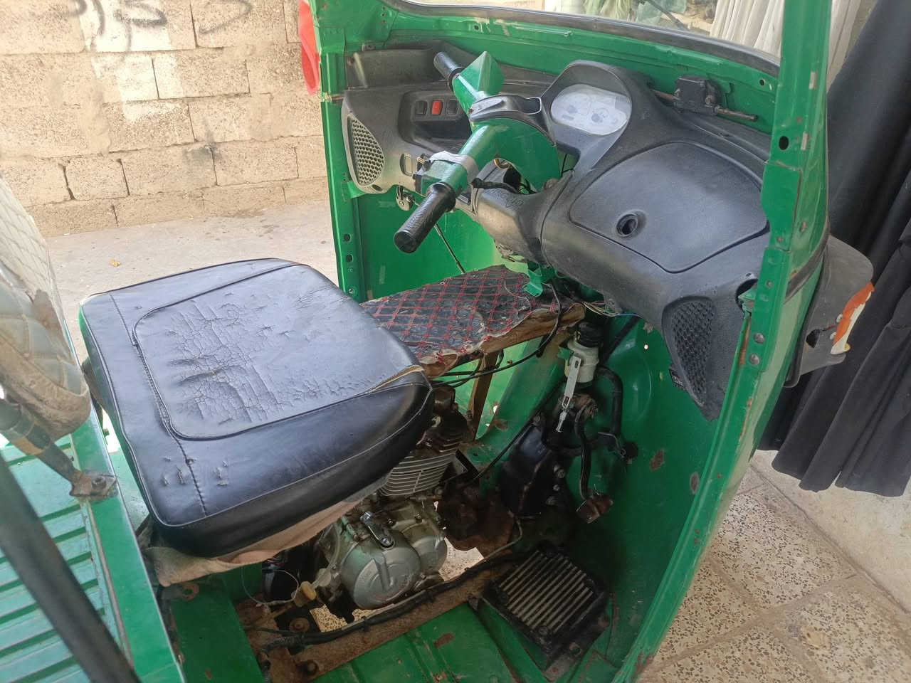 توك توك للبيع اوراقها كامله واصوليه وشغاله كل شيء ما بيها سعرها 800 مكانها ديالى الخالص شراي اتصل ***********
