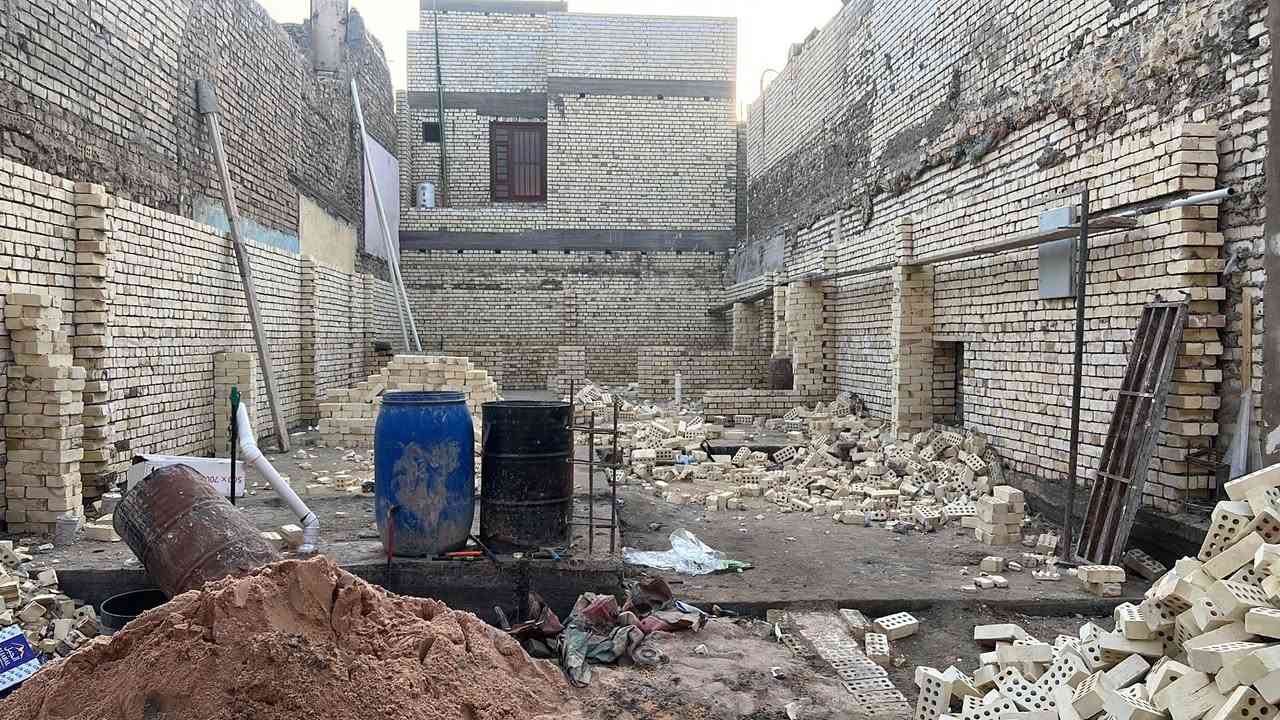 بيت سكني للبيع في بغداد – مدينة الصدر.
الموقع: مدينة الصدر، الكيارة (البيت داخل اول فرع في قطاع 68، بلوك رقم 1 خلف محطة تعبئة وقود قطاع 68 الحكومية).
المساحة الإجمالية: 144 متر مربع (الواجهة: 8 متر، النزال: 18 متر).
نوع السند: طابو ملك صرف (باسم مالك العقار مباشرة).
طبيعة وعمر البناء: بناء حديث جداً (سنة 2025)، الارضية رفت 50 سم البناء بالطابوق السقوف مسلح السطح كامل شتايجر، الستارة ملبوخة بالكامل من الداخل.

المواصفات والخدمات الفنية والتبريد:

الكهرباء: تأسيس بواري دفن، وتسليك وايرات سعودي (قياس 2.5 ملم و 6 ملم).

الماء والسباكة: بواري دفن على الطريقة الحديثة (نظام بطارية)، بواري الماء النازل قياس 2 إنج، تانكيات ماء عدد 2 (سعة كل تانكي 1000 لتر)، وكل حمام يحتوي على (شاور + بانيو + مغسلة + تواليت غربي).

نظام التبريد والسبالت: * الغرف الخلفية: تأسيس بواري دفن مخصصة للسبالت (يدخل منها أنابيب التبريد) مع تأسيس بواري فضلات المياه لتصريفها نحو المنور.

الغرف الأمامية بالطابق الثاني والاستقبال: مجهزة بنظام مكيفات (المكيفات موجودة ومتوفرة مع البيت).

اللبخ والإنهاءات: الحمامات مغلفة بالسيراميك بالكامل، باقي البيت لبخ إسمنت بالكامل (حتى السقوف) ومباشرة فوق الإسمنت بياض بورق.
ارضية البيت بالكامل بورسلين 60x60 سم
الدرج باية ومراية بورسلين محجر درج خشب

المناور: يحتوي البيت على مناور عدد 2 (بقياس 1.5 متر × 1 متر).

تفاصيل وتقسيم الطوابق والقياسات بالدقة:

الاستقبال: غُرفة استقبال كبيرة بقياس (6 متر × 3.60 متر).

المطبخ: بقياس (3 متر × 3.60 متر).

الصالة والدرج: صالة داخلية بالطابق الأول بقياس (4 متر × 5 متر) وبداخلها الدرج، والطابق الثاني يحتوي أيضاً على صالة بنفس القياس (4 متر × 5 متر).

غرف النوم (المجموع 6 غرف):

عدد 4 غرف نوم بقياس (3.60 متر × 5 متر).

عدد 2 غرف نوم بقياس (6 متر × 3.60 متر).

الحمامات (المجموع 3 حمامات):

حمامات داخلية عدد 2 بقياس (3 متر × 2 متر).

حمام وتواليت خارجي مشترك عدد 1 بقياس (2 متر × 1 متر).

السطح والبيتونة: بيتونة كبيرة بقياس (8 متر × 4 متر) قاصمة البيت إلى سطحين.

الملحقات الخارجية: كراج سيارة كبير بقياس دقيق (5.75 متر × 3.60 متر).

السعر الإجمالي: 300 مليون دينار عراقي.
رقم التواصل: ***********.
