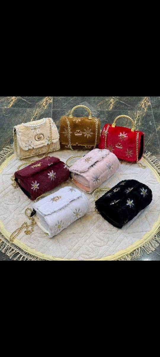مجموعة متميزة من الحقائب النسائية بتصاميم أنيقة ومتنوعة تناسب جميع الأذواق. متوفرة بألوان وأنماط خلابة لتضفي لمسة من الأناقة على أي إطلالة.