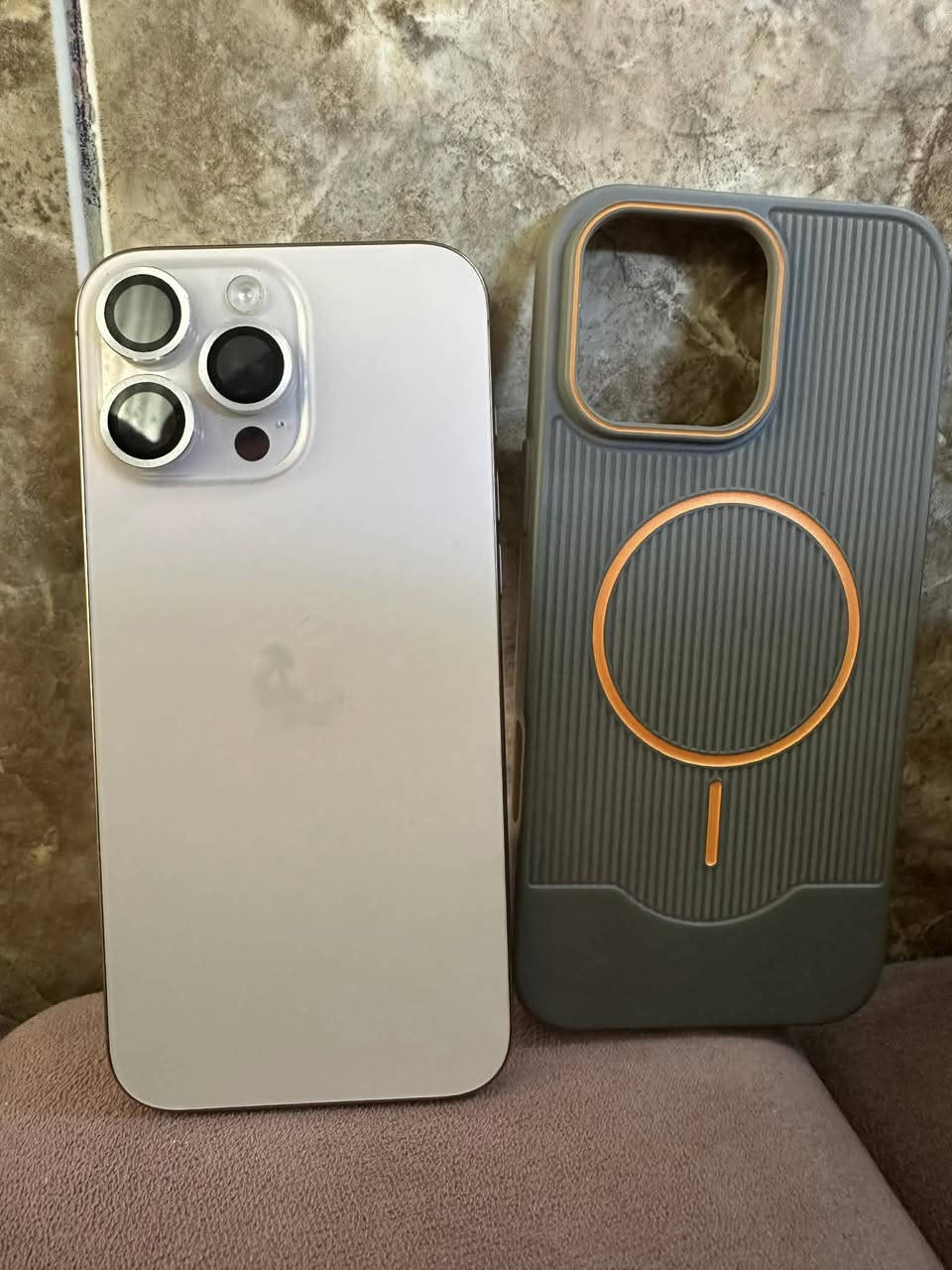 ايفون 16برو ماكس 
256ذاكره 
بطارية 92
مكاني بغداد 
السعر 1250
***********
