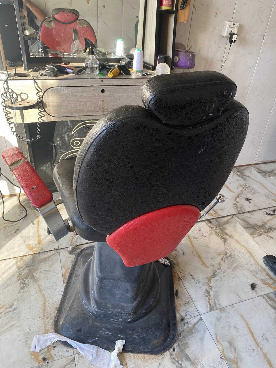 سلام عليكم هاذه كرسي و مرايه البيع السعر ٣٥٠ وبهن مجال العنوان بغداد مدينه الصدر
***********
