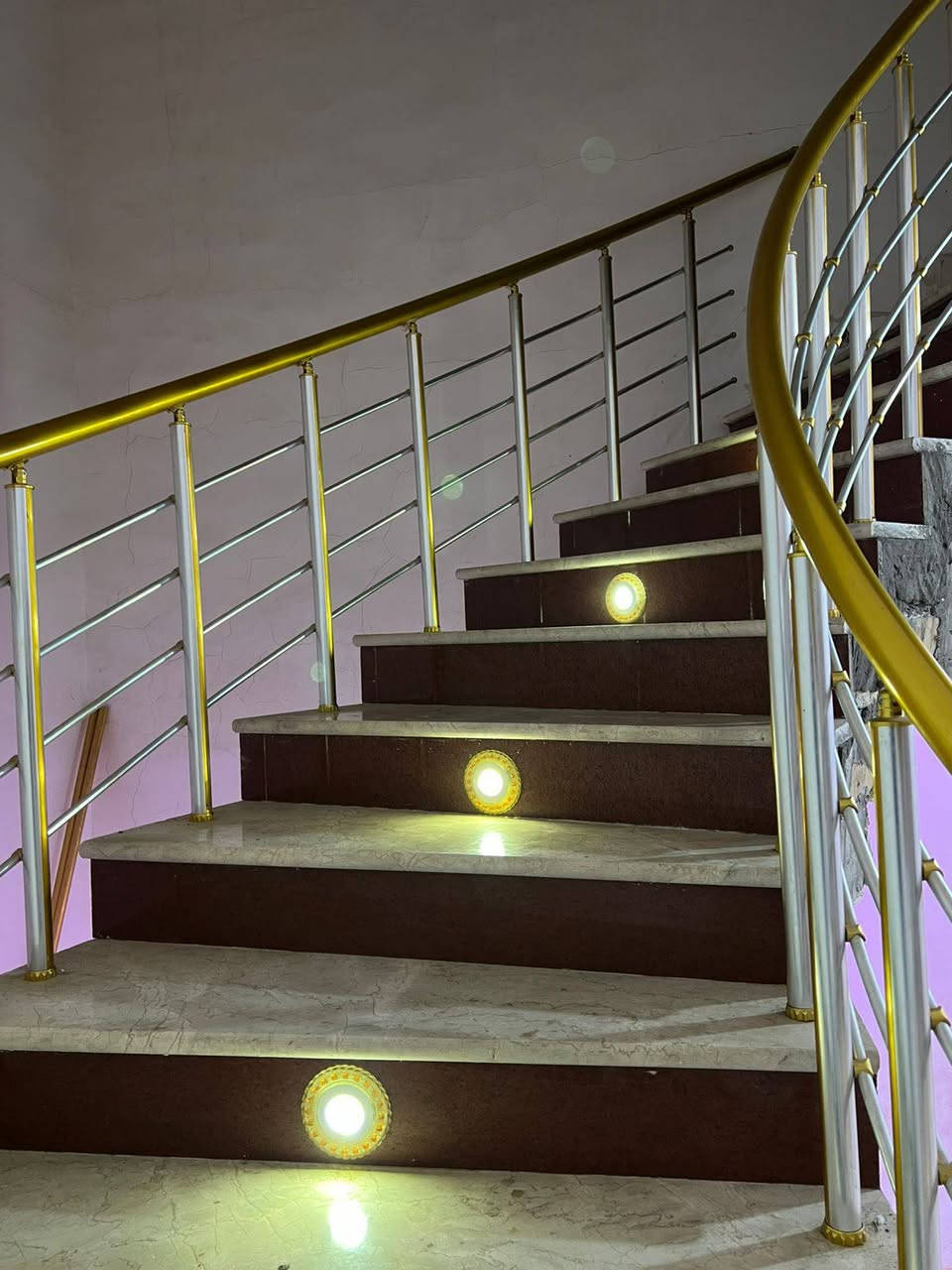 بيت للبيع مساحه 150 متر البناء طابوق طابقين يحتوي على اربعه غرف نوم وستقبال وصاله ومطبخ وحمام وصحيات داخليه وخارجيه ومناور جنس العقار طابو ملك صرف زراعي سند 25 ابسم عراقي العنوان التالي البصره الجزيره الثانيه الفيروزيه الجسر الثاني للاستفسار تواصلو معنا عبر الواتساب  ***********
