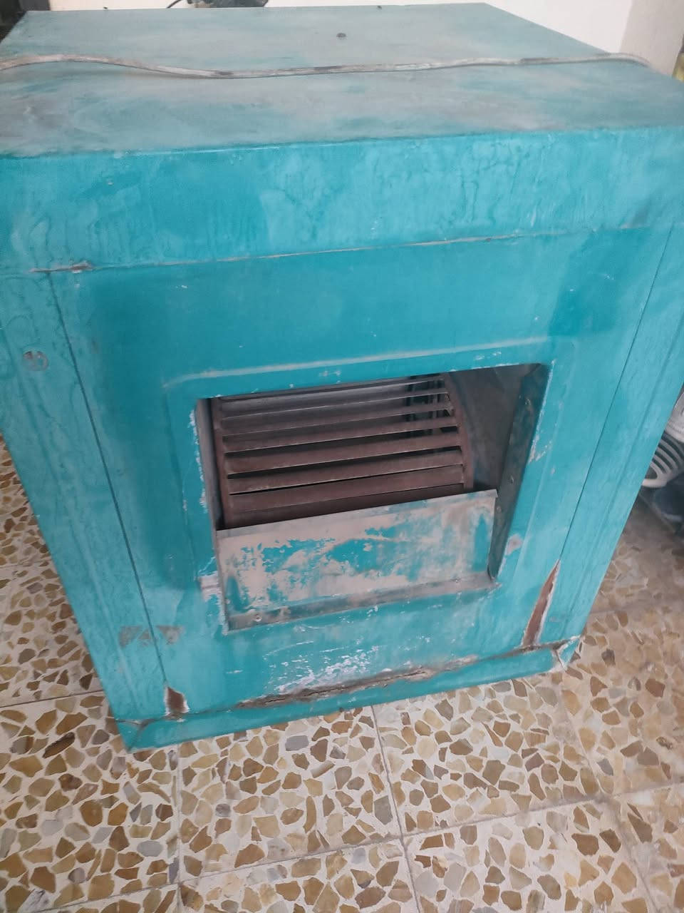 للبيع مثل ما موضحه بالصؤر شغاله فؤل ماطور فؤل بس زنجار بيها فؤل بالاخص الابواب للعلم الاسفل مابي اي شي السعر ٦٠ ألف بي مجال بسيط ***********
