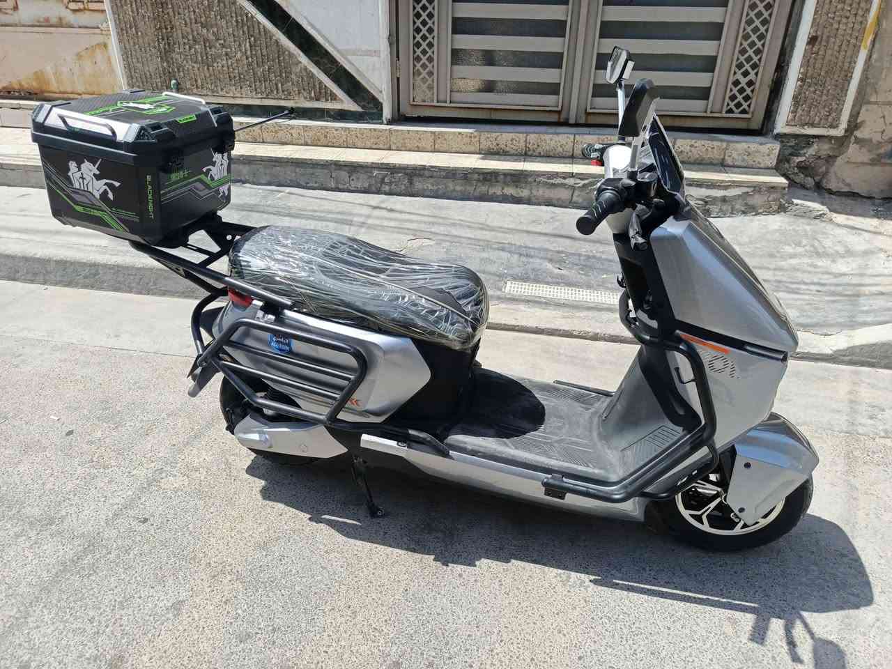السلام عليكم
دراجة GAROW  كارو من شركة تيسلا  اخر اصدار واحدث شي 2026 تاريخ الشراء 2026/5/20  اخوان الدراجه ماشية الف و 200 بس بعدها اخت الزيرو يعني تاخذها نضافة زيرو مابيها اي نقص او عطل نهائيا اشتريتها بمليون و 400 اريدها بمليون و 100  الوصل موجود
اخوان المواصفات خاصة تختلف تماما عن باقي الدراجات 
1- فتح الصندوق كهربائي
2- الصندوق بي حساس اله تصعد عليها ياله تمشي 
3-  الاشارات من تشغلهن يمنة او يسرة يطفن اوتماتيكي من تعدل الستيرن
4- دبل اشارة 
5- مثبت سرعة 
6- ملف 2000 
7- شاشة ايباد 
8- لايتات كلش عاليات قويات عبالك مال سيارة تختلف تماما عن باقي الدراجات وبيهن رماش
9- درع كامل وجنطة 
10- ستاند كهربائي تنطفي تلقائيا بعد 5 ثواني من تنزل الستاند 
11- دبل كارت دبل سويج دبل مفتاح للجنطة الخلفية
12- بطاريات عدد 6 كرافين 
13- تشغيل كارت ورمز بس الرمز ما اعرف شلون اسوي 
14- بلوتوث
15- الشاحنه ذكية اصلية
 تدعم الشحن السريع وتفصل تلقائيا من تنملي البطارية
16- الستيرن يقفل من اطفي الدراجه
...... وبعد بيها مواصفات بس ما اعرفهن
مكاني بغداد الشعب للتواصل هذا رقمي واتساب واتصال سيم كارت ‏‪***********‬‏
