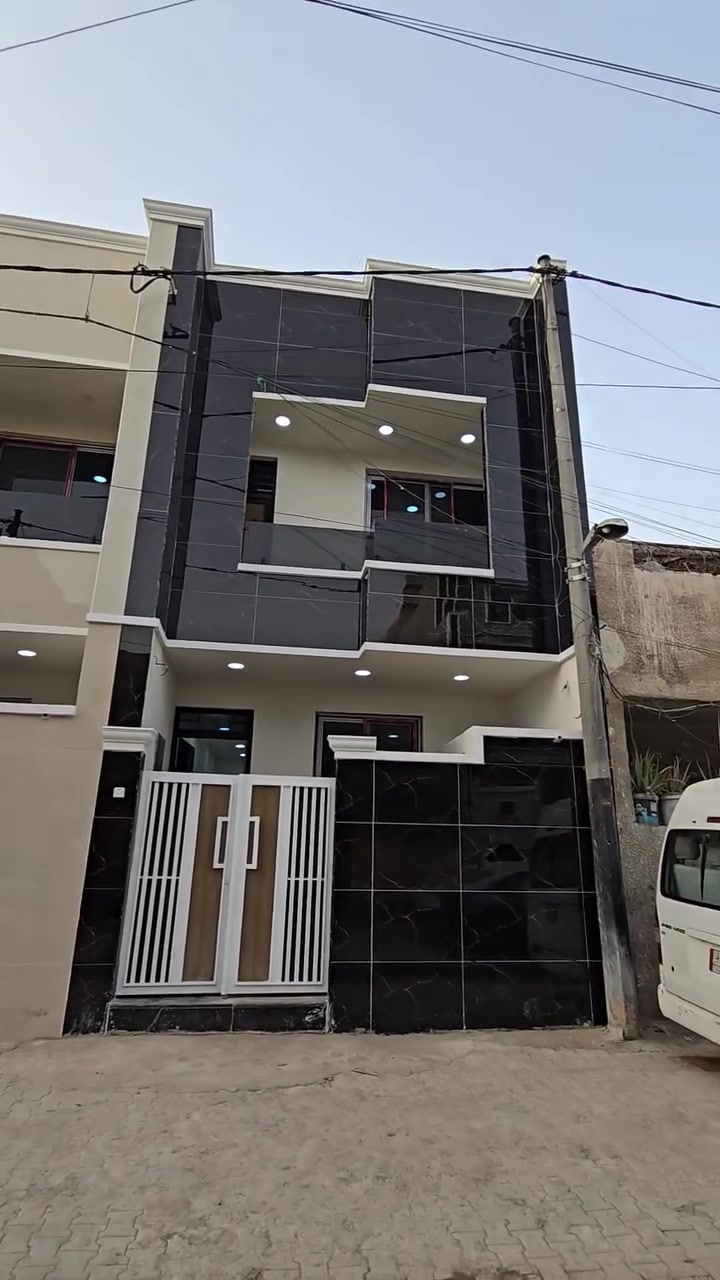بيوت للبيع مساحة الواحد/١٠٠ متر مسلح جديد هستو. طالع العماله منه /موقع الحريه ملحق البستان قرب مطعم المظايف/ يحتوي علا طرمه/تولايت خارجيه/مدخلين صاله/ممر عل حولي/ مطبخ معزول/حمام /منور/غرفه جوه/ فوك /٣/ غرفه نوم/ حمام/ بلكونه/بيتونه/صطحين/علمن البيت للبيع فقط/للاستفسار عل الرقم/***********
