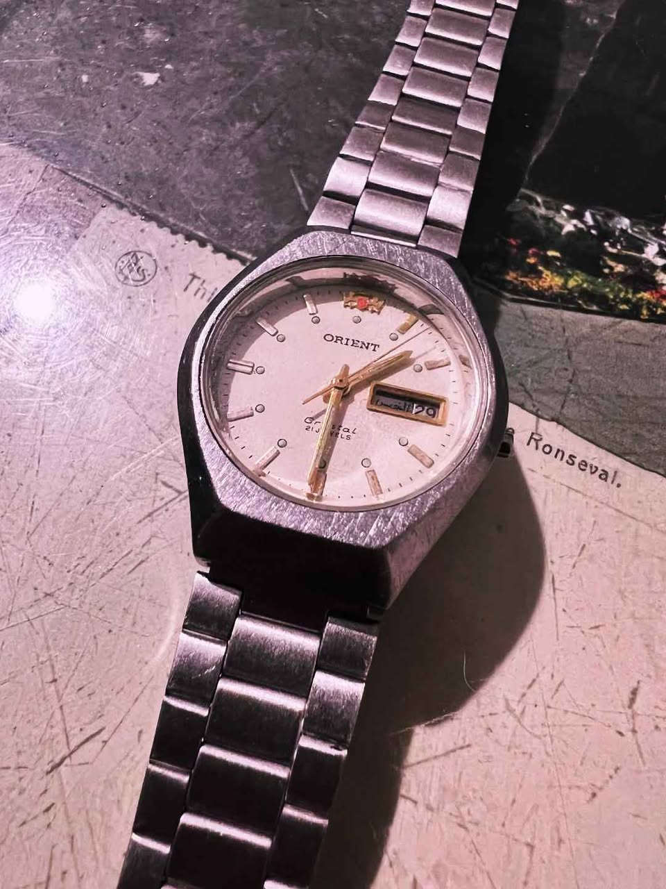 Vintage Orient 3-Star "Crystal" 21 Jewels Automatic Japan-Made Women's Watch (Circa 1978–1985). Features a Day/Date calendar function. It works efficiently and is in good condition. (Note: The metal bracelet is not original).
​📸 Please review the photos carefully as they form part of the description.
📦 Shipping: Available to all governorates.
✉️ For price and serious inquiries: Please feel free to send a direct message. الاسكندرية, مصر


**إذا كنت صاحب هذا الإعلان وتريد حذفه لأي سبب، رجاءا أرسل رسالة إلى الدعم الفني**