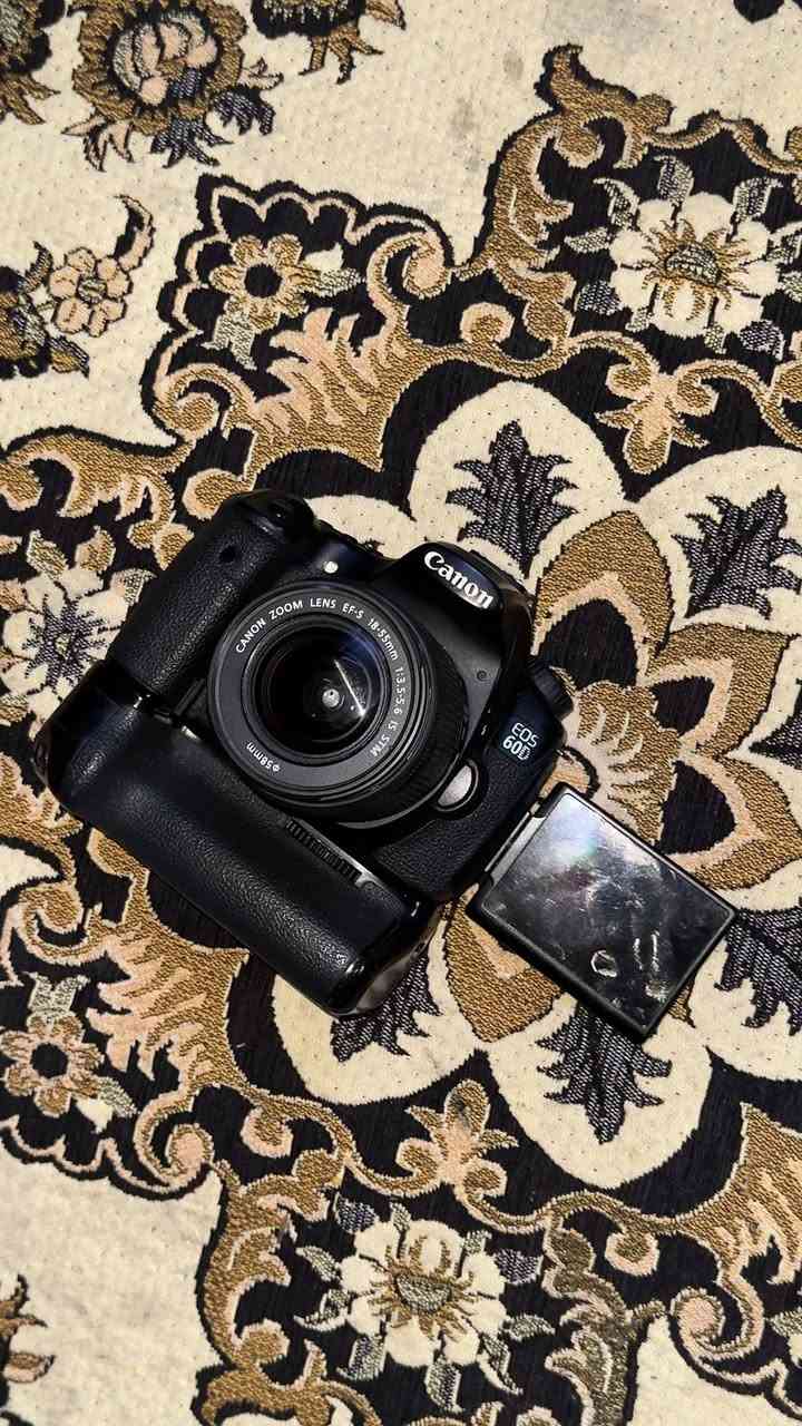 كامره كانون d60عدسه 18-55 تجي دبل بطاريه كامره نسبة نضافه ٩٥ بالميه شاشه قلبه نضافه مبينه بال صوره رقم تواصل ***********
