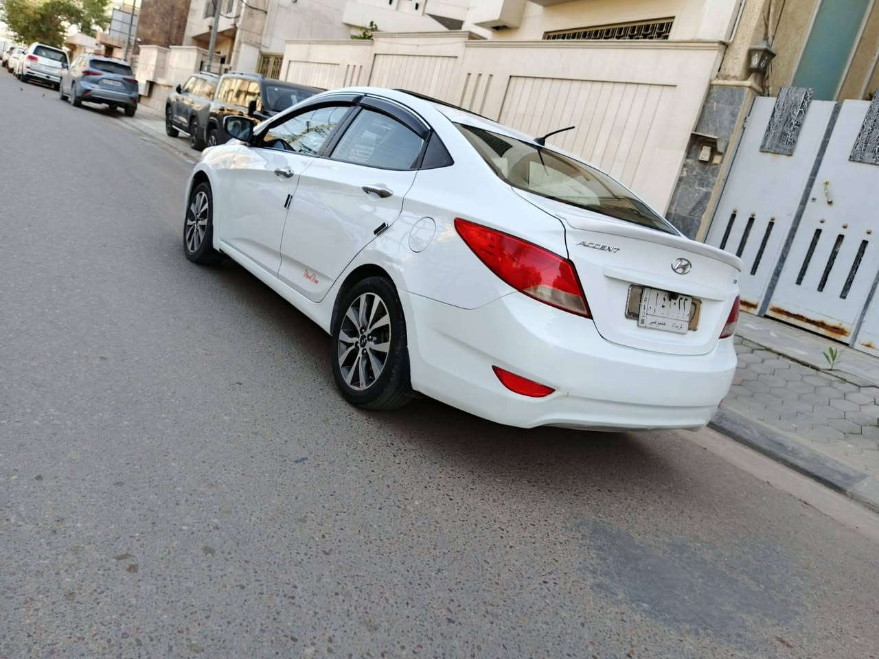 السلام عليكم سياره نوع اكسنت  خليجي موديل 2016 فول موصفات واحد على واحد فتحت سقف شاير مري  حساسات كامره دواره كفاله عامه بس باب  رش كلير والباقي كفاله كير مكينه حداديه تبريد كفاله السعر 98وبيها مجال حك الجيه العنوان كربلاء رقم الهاتف***********
