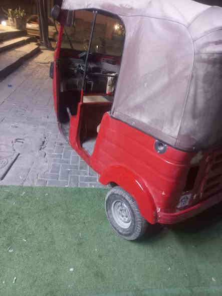 سلام عليكم تكتك مديل ١٨  للبيع أوراق كامله عوزه تعمير بيه اخياسات مال الجاملغات مكان بغداد حي النصر ***********  سعر 2و  400. وبيه مجال
