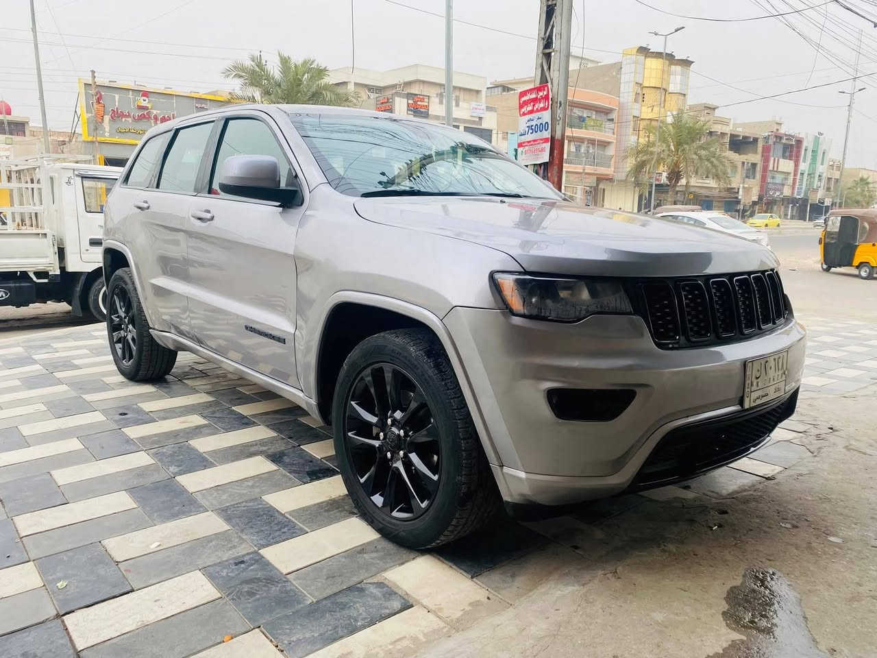 2018 فور ويل رقم بغداد ب اسمي 
محرك 3600 بيها خشونة المكينه باقي السيارة جاهزة وحادثها بالمنشور مال أمريكا غير هذا الحادث ما بيها سعرها 135 
***********
