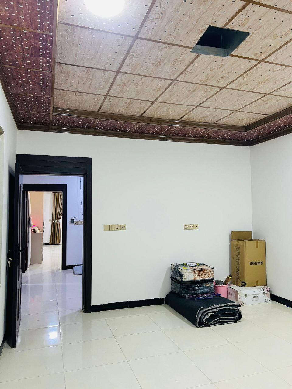 بيت للبيع طابو بسم شخص واحد 200متر في منطقة ال 55 فرع قاعه الشهداء شارع عشرين
تفاصيل البيت:-
الطابق الأول نقص سيراميك فقط، يشمل؛ 
(2 غرفة نوم +  هول كبير + استقبال كبير + مطبخ حار وبارد سيراميك + كراج + محل كبير +صحيات سيراميك داخل وخارج).

_______

الطابق الثاني فول سيراميك ويحتوي على منظومة دكت يشمل؛ 
( 2 غرفة نوم كبيرة ± هول + مطبخ + صحيات + مخزن كبير)
***********
