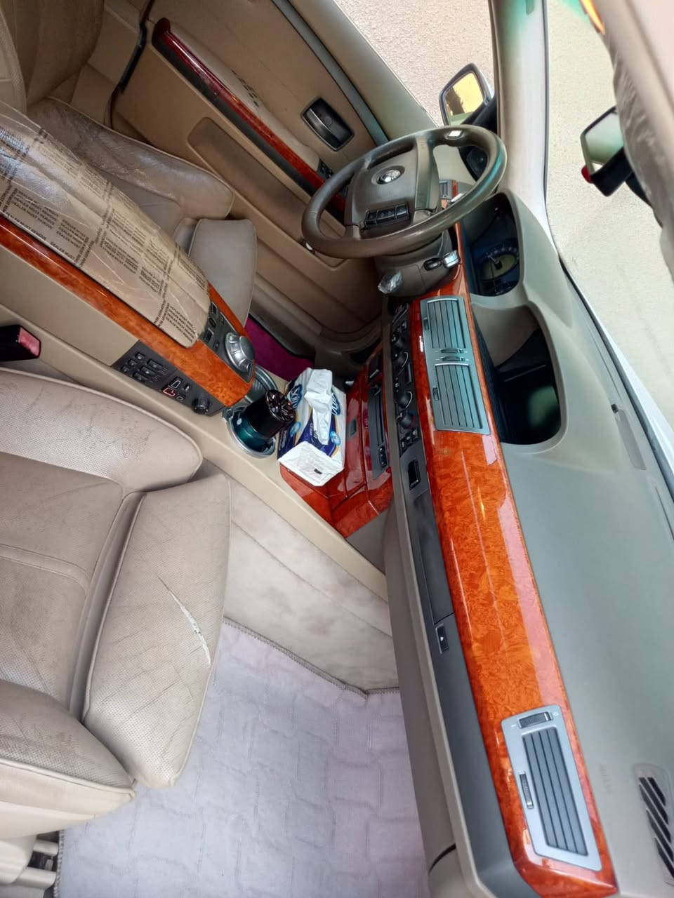 سلام عليكم باخره البينا  اصل 2005. باسمي سنويه هزه كله جديد وجاهزه سياره خليجي. بدون صبغ عد دعاميه مصروف عليه ومتعوب عليه  وياه ويل كب. البينا اصل وبيه ويل كب تو سايز الي بيه يعني تخمين ويل كب اصل بي ام  وياه زوج مازده اصلي البينا داينمك   عنوان بغداد. اي استفسار على. رقم *********** سعره 200$ وقابله للتفاوض للشراي فقط
