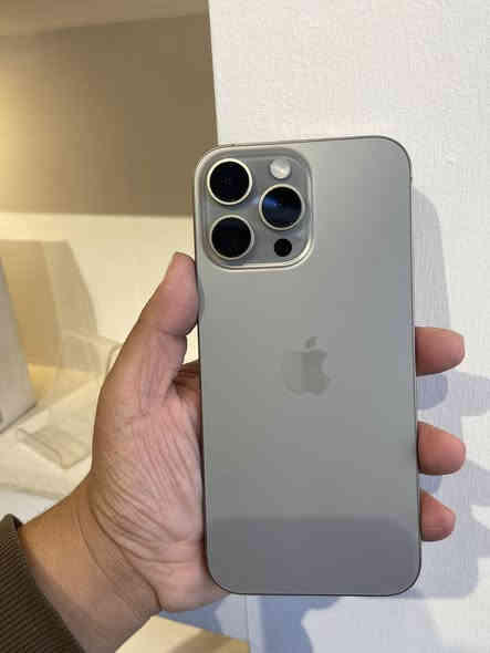 السلام عليكم للبيع 16 برو ماكس ذاكرته ٢٥٦ بطارية 100 مشحون 83 مرة فقط سعرة 1475 الف 
*********** زيونة شارع الربيعي
