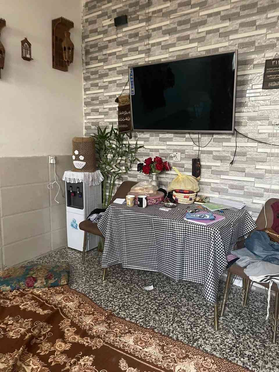 دار للبيع المساحة 90 متر ✅
ضلع مشترك بناء طابقوق 
حي البساتين السلام 
سند اصفر 
السعر 50 مليون 

  للاستفسار ***********

