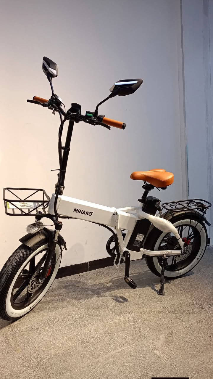 السلام عليكم  
*بايسكل شحن ebike للبيع قابل للطي 
ماركة MINAKQ روسي تجميع صيني 
*ماطور 1000واط 5سرعات يصل لسرعه 60 
*دبل بطارية داخلية 15 امبير وخارجية 20 امبير ليثيوم  مجموعهن 48v..35A يعني الشحنة الوحدة تمشيك 120 كيلو متر يعني انسى الشحن

*مقعد طبي مزود بدبل من الاسفل مع دبل امامي قابل للتحكم 
*سكليتر اصبع مع ماسكات 
ستيرن طبيات 
كير شيمانو اصلي 7نمر
*الابريك دسك امامي خلفي هايدروليك 
*اضاءة امامية خلفية ليد مع اشارات يمين ويسار 
*يتحمل وزن حتى 200كيلو 
*شاشة رقمية ملونه تعطي معلومات المسافه المقطوعه والوقت والسرعه ومع منفذ شحن للهاتف
*لهيكل من الامنيوم مع ويل كب حجم ٢٠مع واقيات طين 
*سله اماميه وسيبايه خلفية 
*يأتي مع عده الصيانه وحقيبه كبيره تربط في سيبايه الخلفيه مع شاحنات عدد 2للبطارايات
ماشي 500 كيلو متر فقط 
3انظمه للقيادة 
1.بايدر عادي 
2.هايبرد (بايدر +كهرباء)
3.كهرباء فقط
سبب البيع استخدامي اله كلش قليل 
السعر مليون ونص وبي مجال 
العنوان بغداد حي اور 
***********
