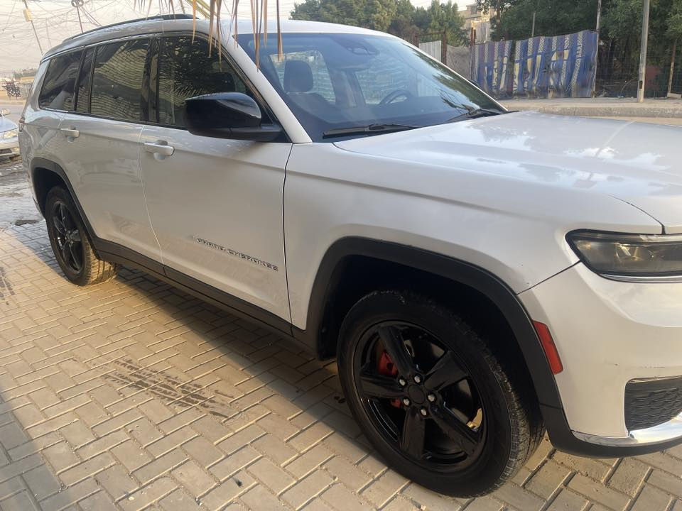 السلام عليكم جيب كراند شيروكي الفائة لمتد (وارد امريكي) مويل 2022 الون ابيض دخول ذكي  تشغيل عن بعد صندوك كهرباء 7راكب سياحي منفصل داخل اسود مخمل فور ويل محرك 3.6 رقم بصرة مشروع وطني بسمي السعر (260)$
العنوان بغداد البلديات 
موبايل ***********
