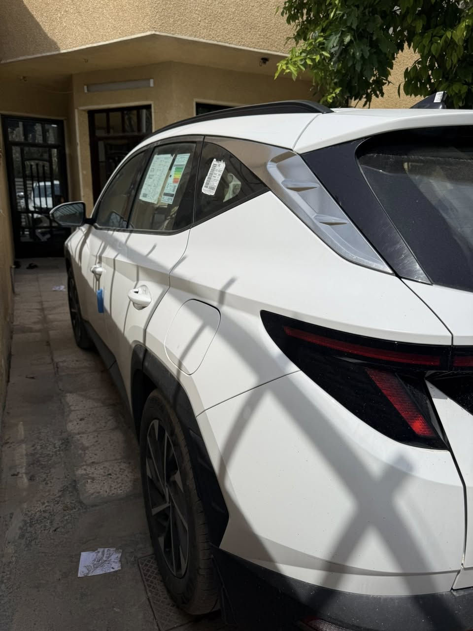 توسان
مشايه 16
رقم بغداد
لون ابيضّ
بصمه 2
باقي الموصفات معروفه من برده وغير هواي شغلات سياره بعده جديد معنه الكلمه خاليه من اي حار او بارد تجي تسوي سونار
المكان بغداد البياع 
الرقم ***********
السعر 22 الف
