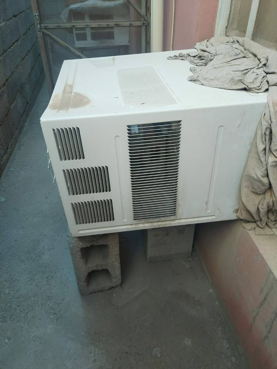 مكيف طن ونص شركة الريان نظيف كلشي مابي 200وبي مجال بسيط مستعجل عالبيعة مراسلة خاص او  الاتصل على رقم ***********
