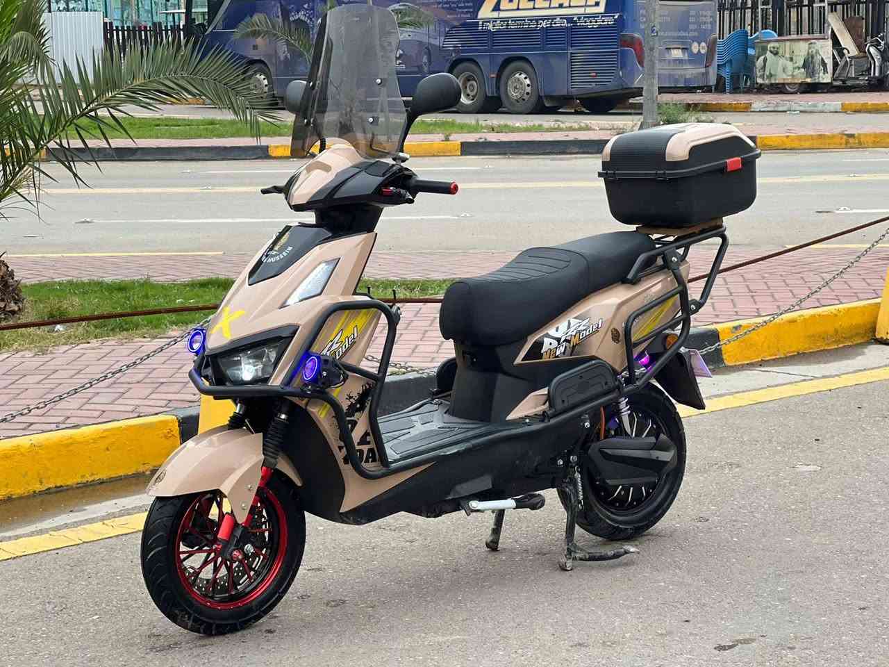 سلام عليكم شباب دراجه شحن البيع  سكنس شركته حسن ؤحسين GT استخدام 25 يوم فقط الله شاهد  كلها كامله مكمله كل نقص وعيب مابيها امانت الله  تجي مواصفات عالميه
دراجه وصلها مال المعرض موجود 

الموديل 2026 
النوع سكنس GT المدرع معروفه بمتانتها وقوتها  
البطاريات 6 كبيره مسطره 
التحويلات.1.2.3.4
السرعه 75 حقيقي  
تشغيل عن بعد 
جهاز انذار السرقه 
بصمات 2
سويجات 2
قفل ستيرن +قفل بصمه 
لونها كلش مميز 
كشن سياحي  VIb
نضام ABS
نضام USB
نضام R رجوع الخلف
مدرعه 360درجه 
جنطه خلفيه 
طارات جبلي 
بريكات دسكات دهن 
أطارت جوبلس 
لدات اماميه وخلفيه 
اسطابً لايت 
شاحنه ذات شحن سريع ويقاف ذاتي 
اشاير رباعيه 
 بقدراه ملف 3800
اي استفسار اتصال 

***********

مكاني بغداد
