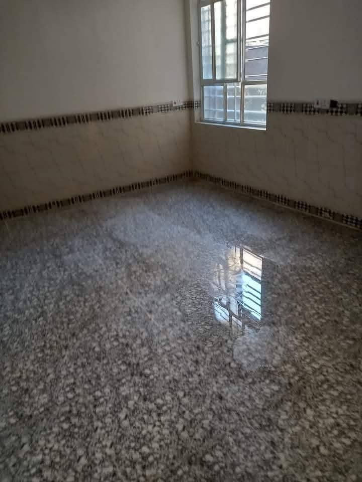 بيت ليجار منطقت امانه طابق ارضي مساحته 125متر بي ستقبال ومطبخ وصاله وغرفه نوم وصحيات منفصله داخليه وخرجيه***********
